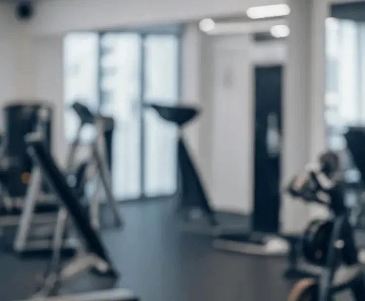Foto borrada de uma academia.